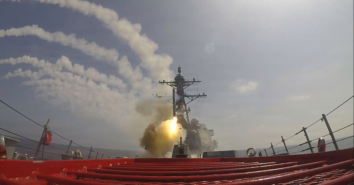 Torpédoborec USS Frank E. Petersen Jr. odpaluje raketu Tomahawk na ciele v Iráne, ilustračný záber. Foto: TASR/AP