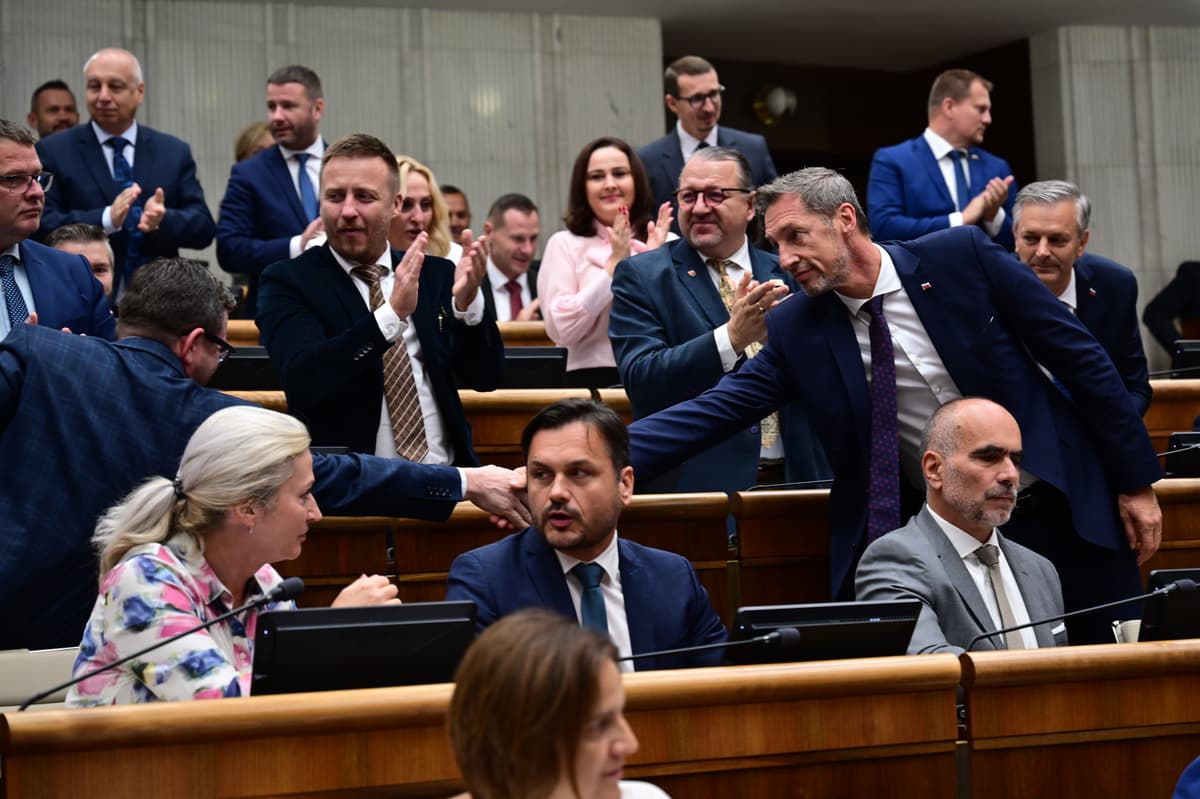 Poslanci NR SR krátko po hlasovaní o novele ústavy. Foto: TASR/Jaroslav Novák