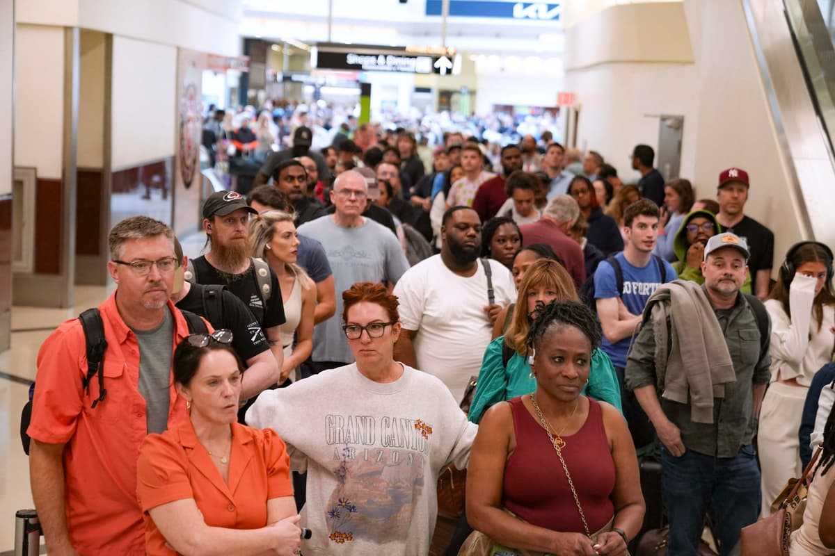 Cestujúci čakajú na letisku v Atlante kvôli nedostatku TSA pracovníkov. Foto Megan Varner / GETTY IMAGES NORTH AMERICA / Getty Images via AFP / Profimedia