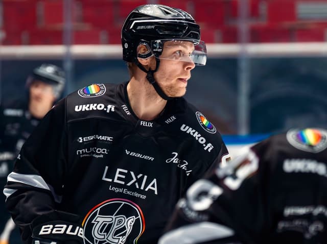 Hráči TPS Turku v dresoch s dúhovými prvkami. Foto: FB/HC TPS