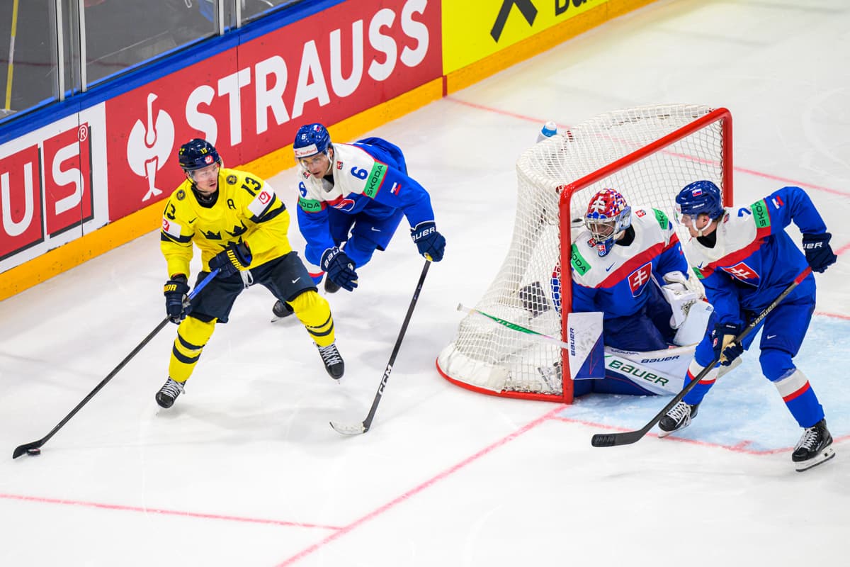 Lucas Raymond (Švédsko), Viliam Kmec (Slovensko), brankár Slovenska Samuel Hlavaj a Maxim Štrbák (Slovensko). Foto:Veronika Mihaliková/TASR