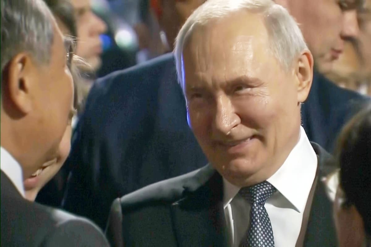 Vladimir Putin a čínsky minister zahraničia Wang I. Foto: TASR/AP