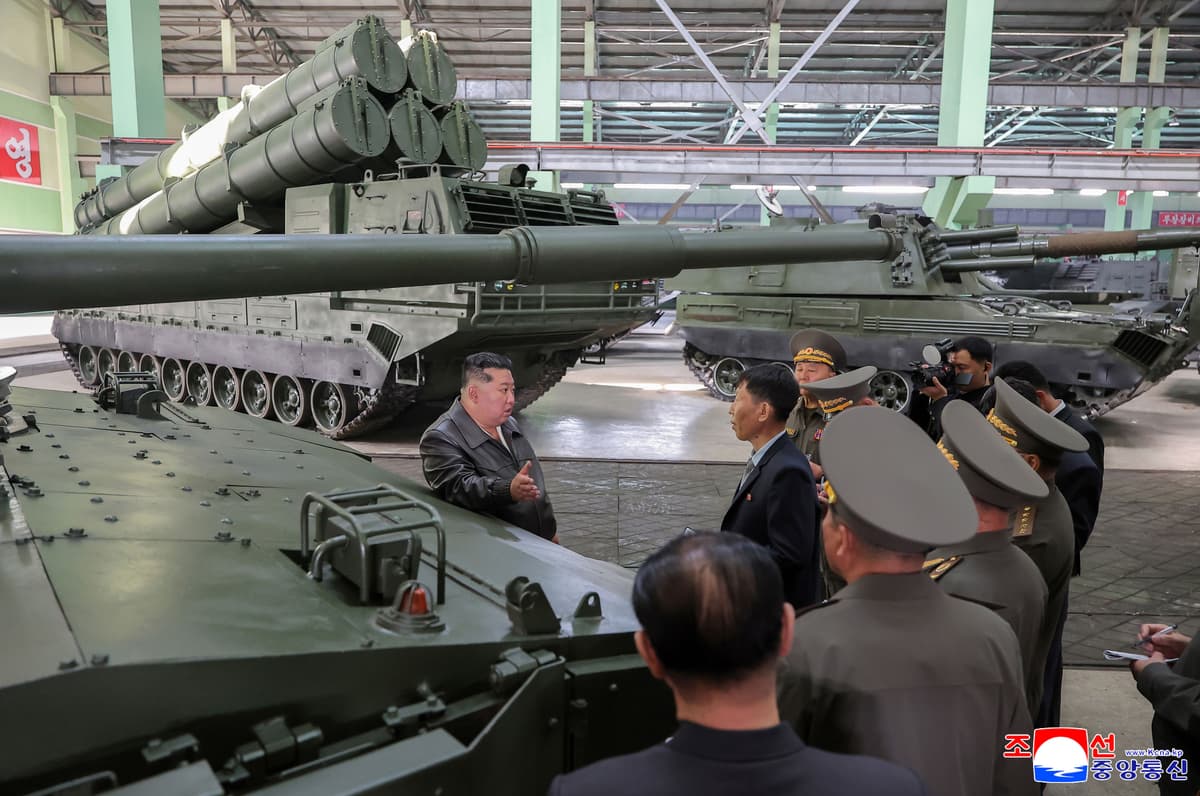Kim Čong-un (vľavo) pri návšteve veľkej továrne na muníciu na nezverejnenom mieste v Severnej Kórei v stredu 6. mája 2026. Foto: TASR/AP
