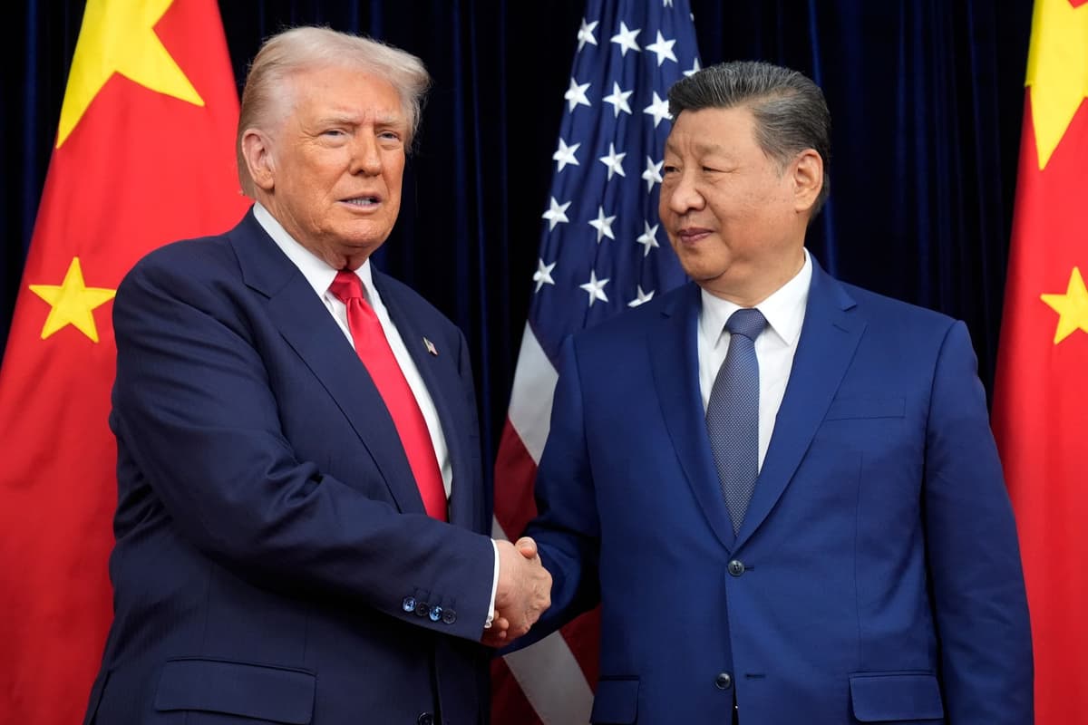 Na archívnej snímke z 30. októbra 2025 americký prezident Donald Trump (vľavo) a čínsky prezident Si Ťin-pching si podávajú ruky počas ich stretnutia v juhokórejskom meste Pusan. Foto: TASR/AP