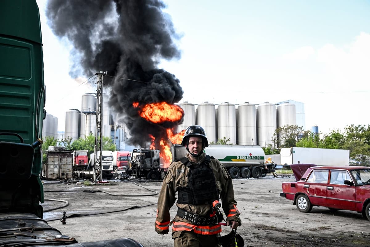 Záchranár odchádza od horiaceho cisternového nákladiaka, po útoku ruského dronu v Záporoží. Foto: D. Smolienko / UKRINFORM / Sipa Press / Profimedia