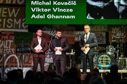 Michal Kovačič, Adel Ghanam a Viktor Vincze si preberajú ocenenie Biela Vrana, ilustračný záber. Foto Zachar/TASR
