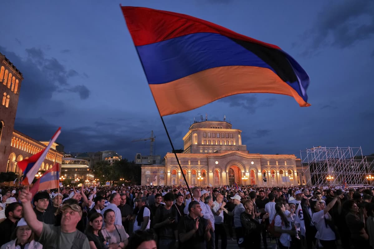 Prívrženci Samvela Karapetjana mávajú arménskou vlajkou počas demonštrácie proti Nikolovi Pašinjanovi na Námestí republiky v Jerevane v stredu 3. júna 2026. Foto: TASR/AP