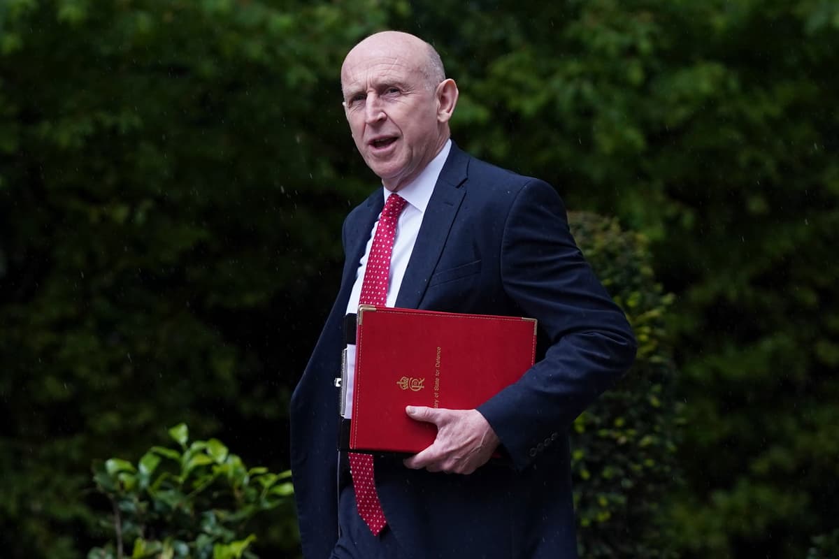 Na archívnej snímke z 2. júna 2026 britský minister obrany John Healey prichádza na zasadnutie vládneho kabinetu na Downing Street 10 v Londýne. Foto: TASR/AP