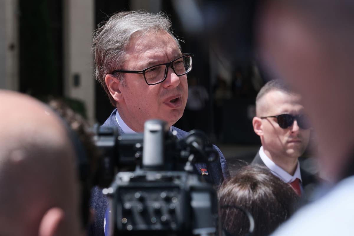 Srbský prezident Aleksandar Vučič hovorí s novinármi počas príchodu na summit Európskej únie (EÚ) a krajín západného Balkánu v čiernohorskom Tivate v piatok 5. júna 2026. Foto: TASR/AP