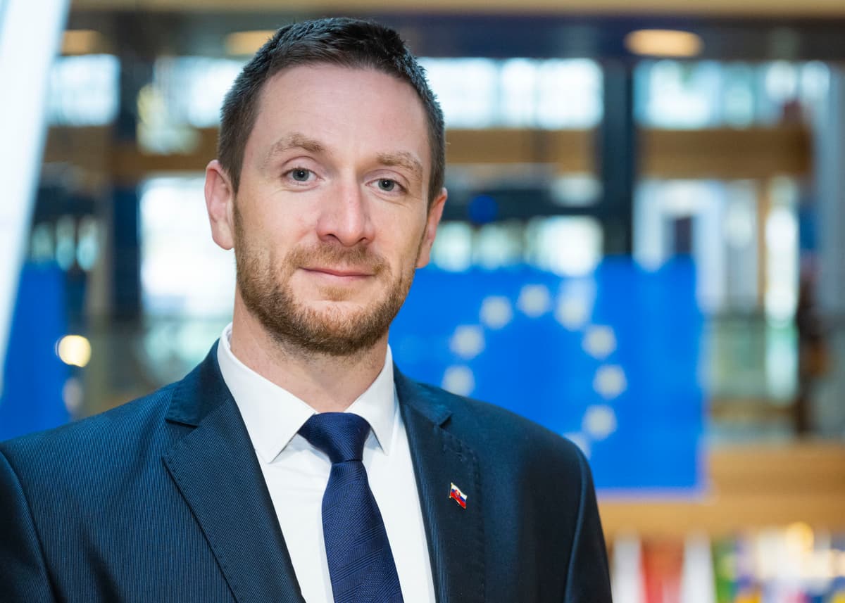 Na snímke europoslanec Milan Uhrík pózuje v budove Európskeho parlamentu (EP) 26. novembra 2024 v Štrasburgu. Foto: Jakub Kotian/TASR
