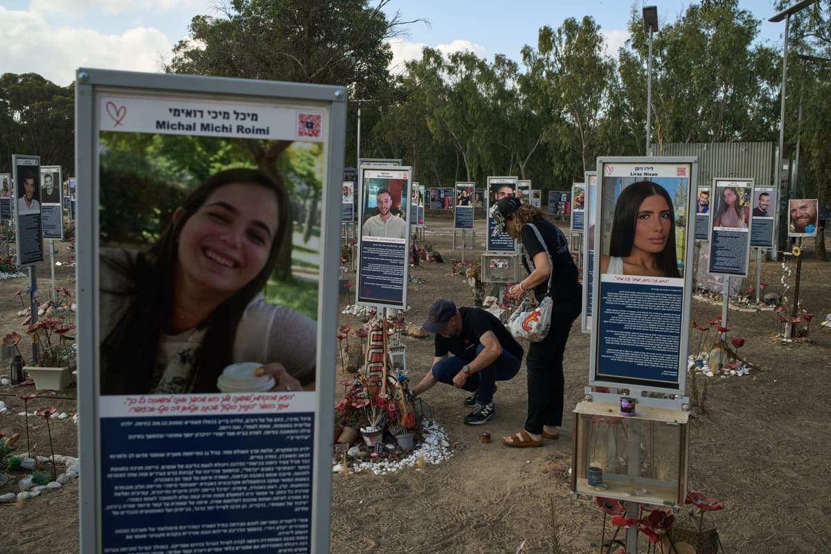 Ľudia vo štvrtok 2. júla 2026 na pietnom mieste, kde boli 7. októbra 2023 zabití a unesení účastníci izraelského hudobného festivalu Nova. Foto: TASR/AP