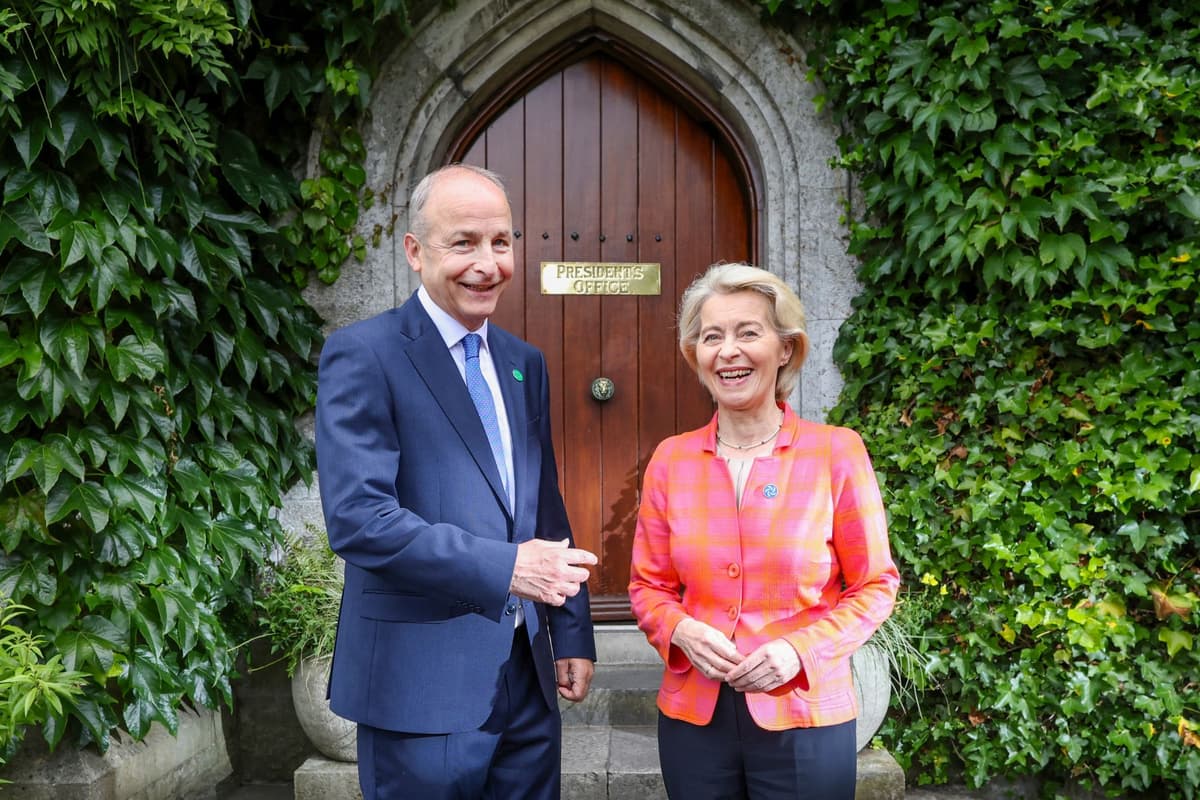 Predsedníčka Európskej komisie (EK) Ursula von der Leyenová a írsky premiér Micheál Martin pózujú počas stretnutia v írskom Corku v piatok 3. júla 2026. Foto: TASR/AP