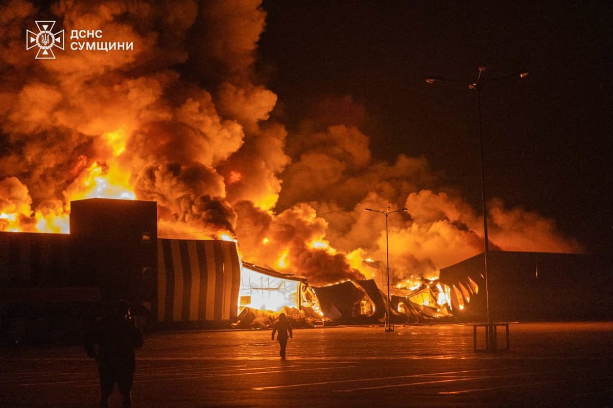 Hasiči sa snažia uhasiť požiar po útoku ruskej armády na mesto Sumy na severozápade Ukrajiny v utorok 21. júla 2026. Foto: TASR/AP