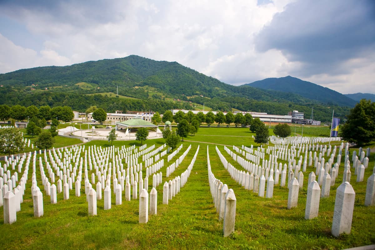 Pamätný cintorín v Potočari, kde sú pochované tisíce obetí genocídy v Srebrenici. Foto: Michael Büker / Wikimedia Commons (CC BY-SA 3.0)