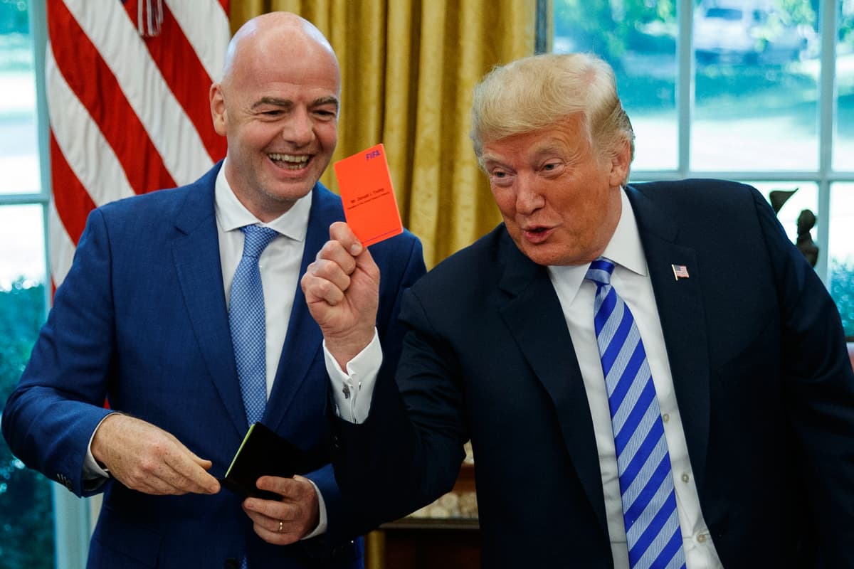 Donald Trump drží červenú kartu počas stretnutia s prezidentom FIFA Giannim Infantinom v Oválnej pracovni v utorok 28. augusta 2018. Foto: TASR/AP