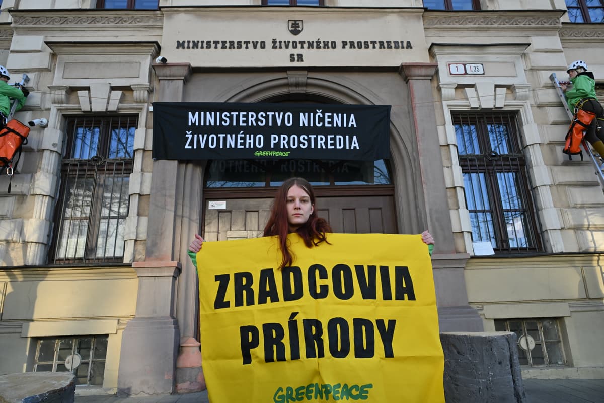 Na snímke aktivisti Greenpeace Slovensko počas protestnej aktivity pred budovou Ministerstva životného prostredia SR 4. marca 2024 v Bratislave. Foto: Pavol Zachar/TASR