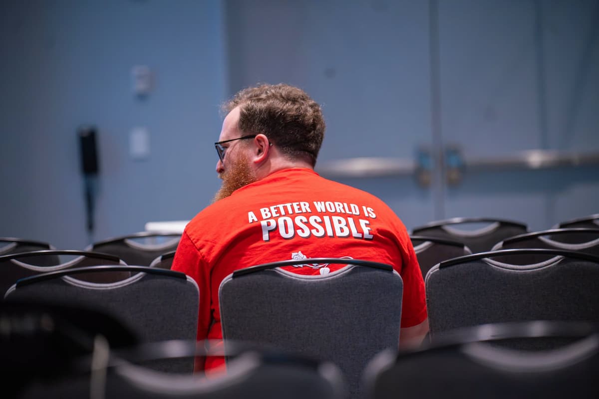 Člen Demokratických socialistov Ameriky v tričku s nápisom o tom, že lepší svet je možný. Foto Facebook/Democratic Socialists of America