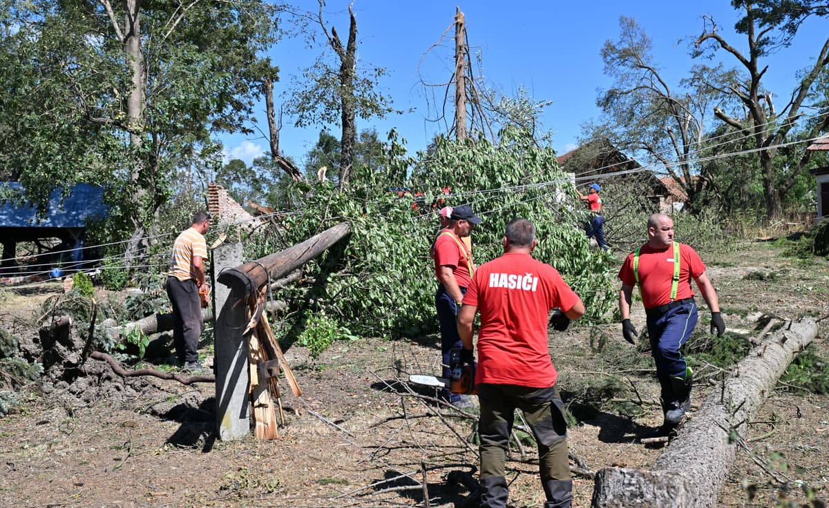 Odstraňovanie následkov veternej smršti v obci Bottovo. Foto:TASR/Roman Hanc