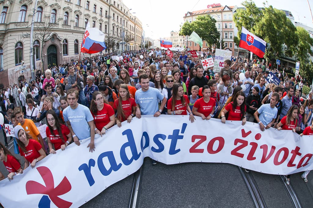 Dobrovoľníci Národného pochodu za život počas jedného z predchádzajúcich ročníkov podujatia. Archívna fotografia. Foto: Národný pochod za život