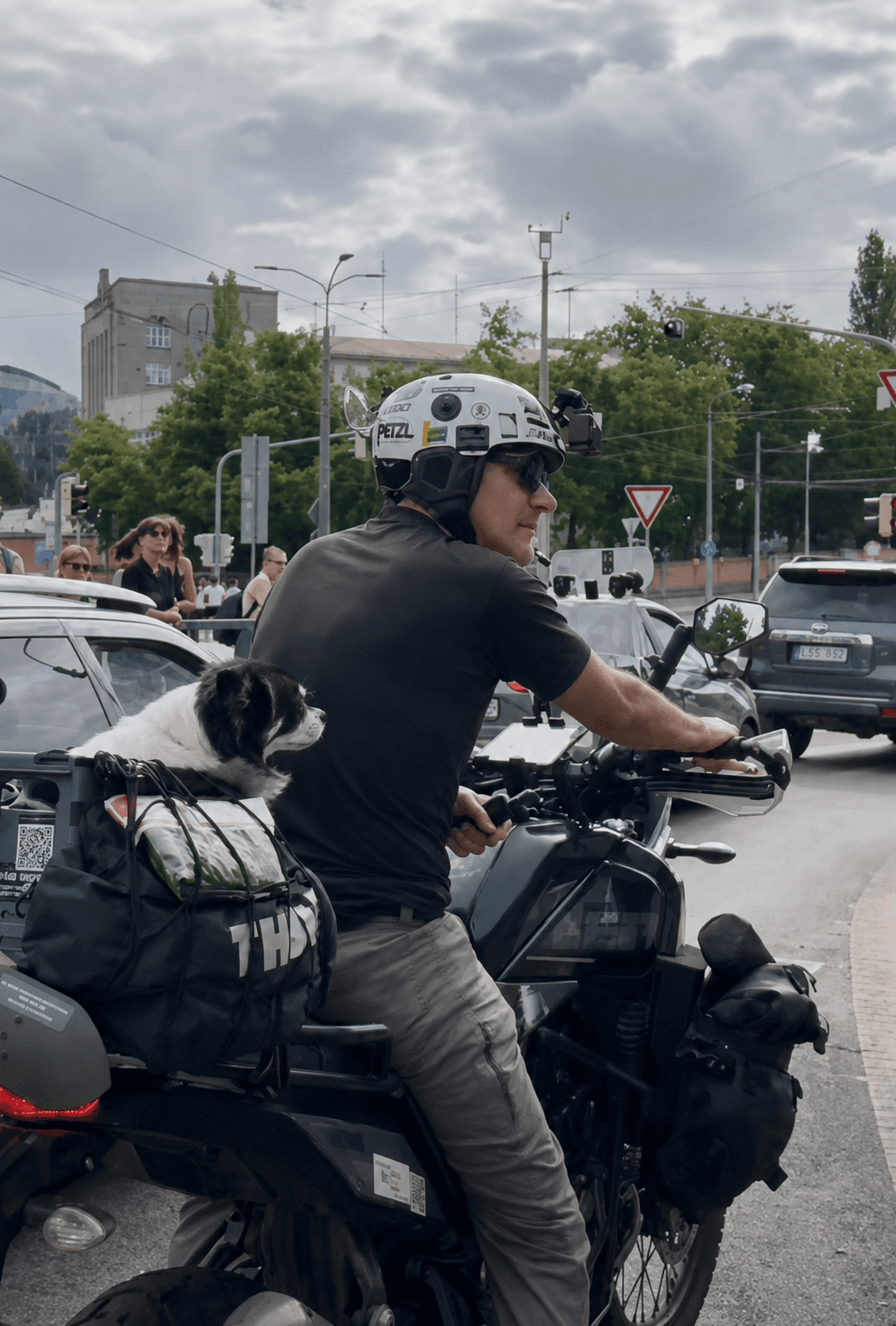 Motocyklista na Šafárikovom námestí bol brat poslanca Hlinu. Zdroj: Peter Stachura/FB; kvalita upravená AI
