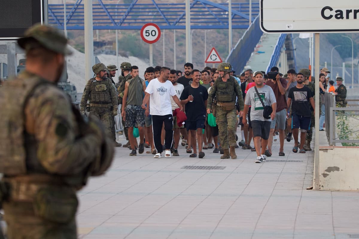 Migranti, ktorí prekročili hranice do Španielska, sa v doprovode členov španielskej armády vracajú do Maroka v sobotu 1. augusta 2026. Foto: TASR/AP
