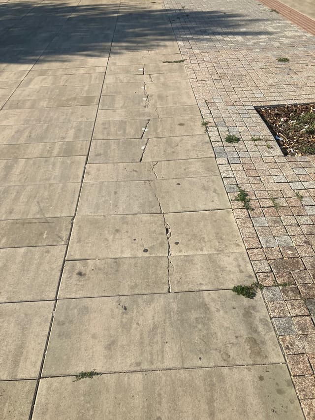 Popraskané dlaždice na nástupišti električky. Foto: Redakcia Marker.sk