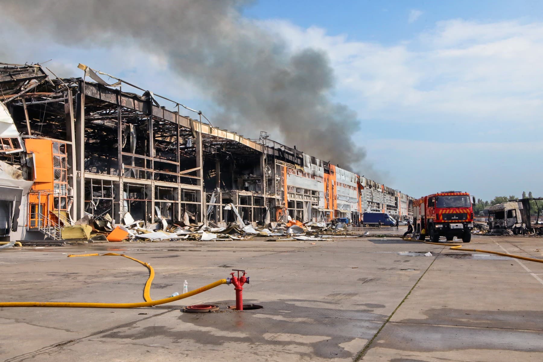 Logistický komplex v obci Čajky v Kyjevskej oblasti 5. augusta po ruskom útoku. Foto: Ukrinform / Sipa USA / Profimedia