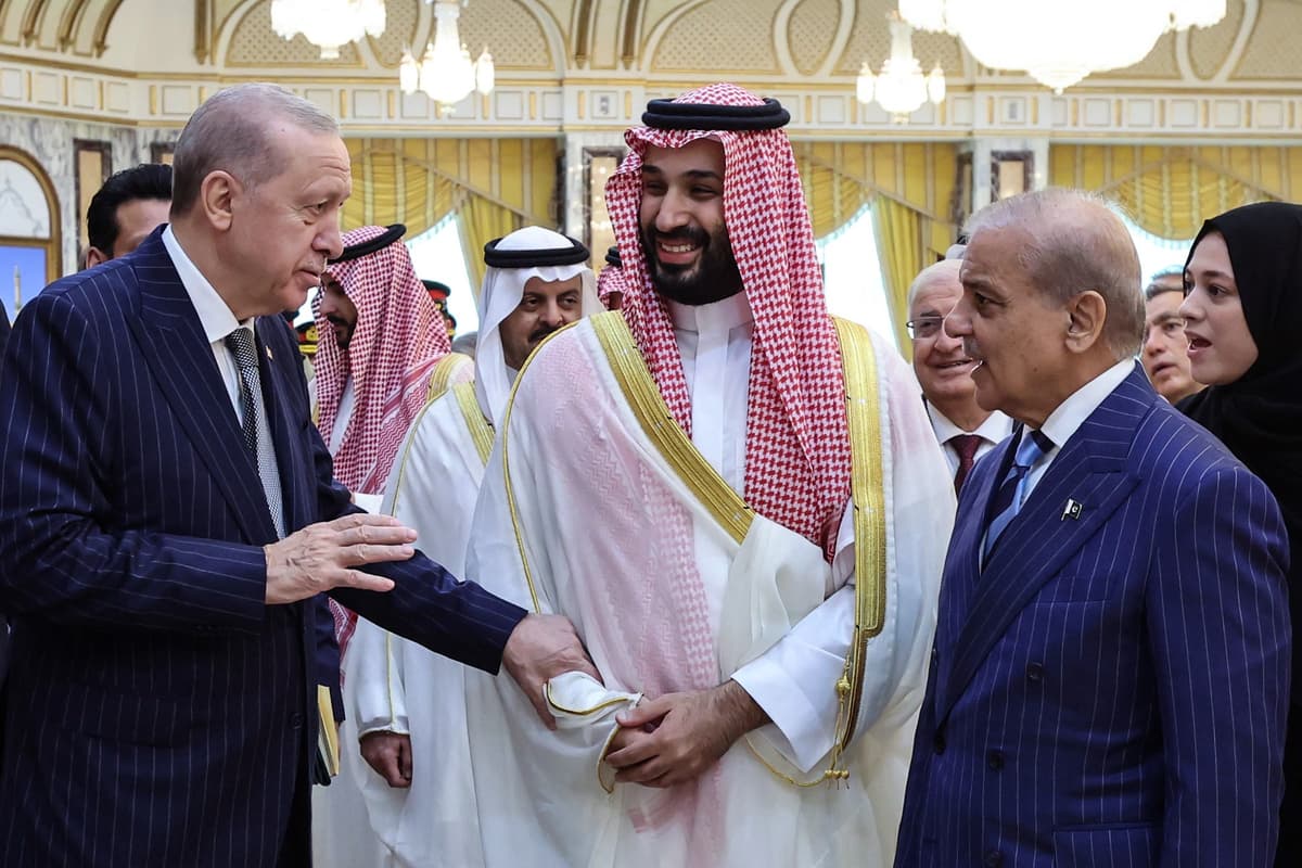 Recep Tayyip Erdogan, Mohamed bin Salmán a Šahbáz Šaríf. Foto: Handout / Turkish Presidency Press Office / AFP / Profimedia