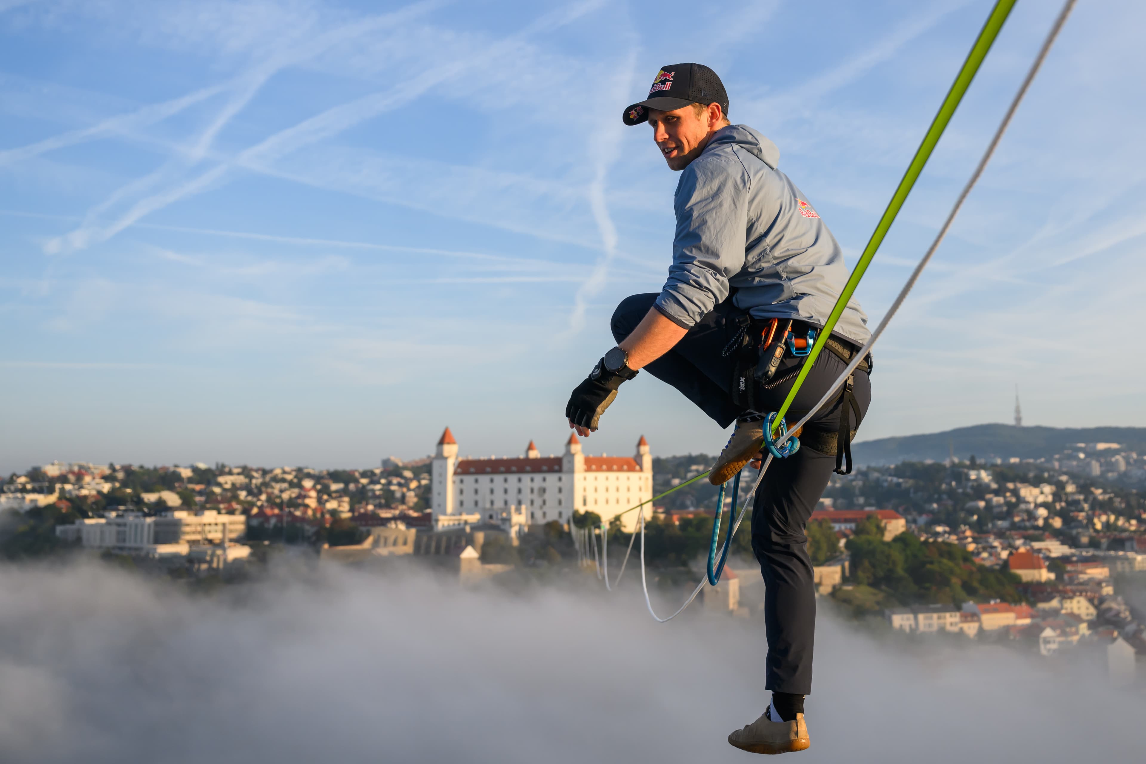 Jaan Roose na slackline medzi UFO a Bratislavským hradom. Foto Novák/TASR