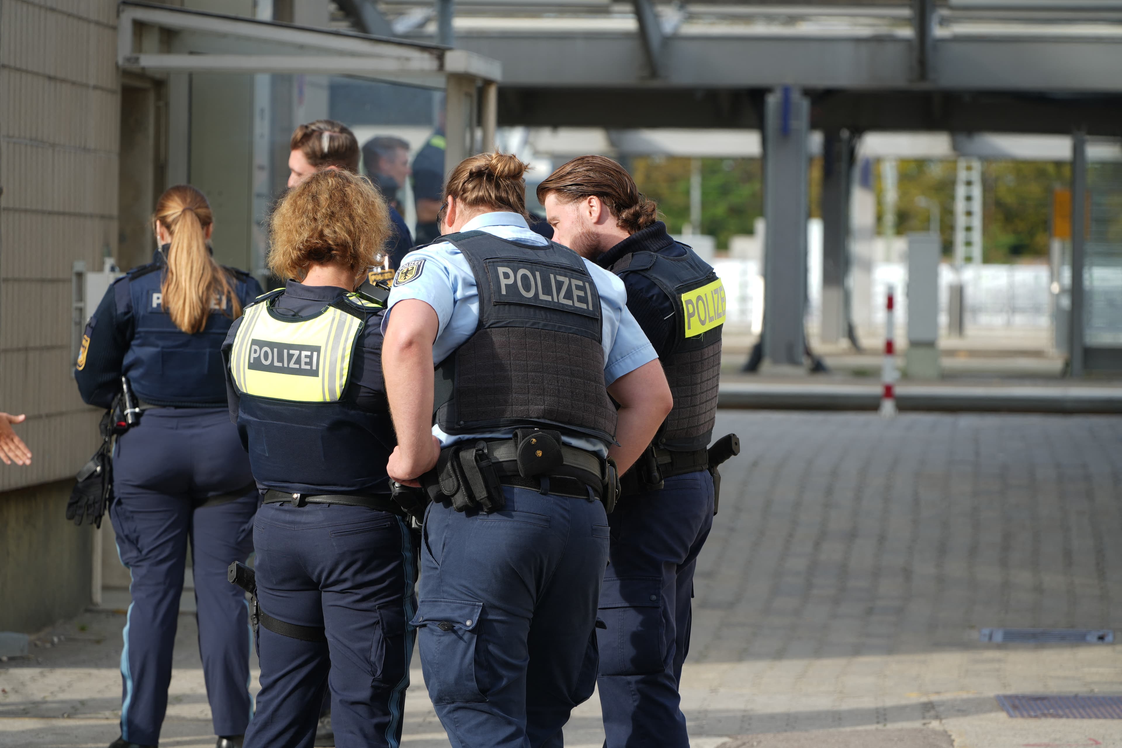 Na snímke policajti stoja v blízkosti železničnej stanice v bavorskom meste Augsburg na juhu Nemecka v stredu 2. septembra 2026. Foto: TASR/AP