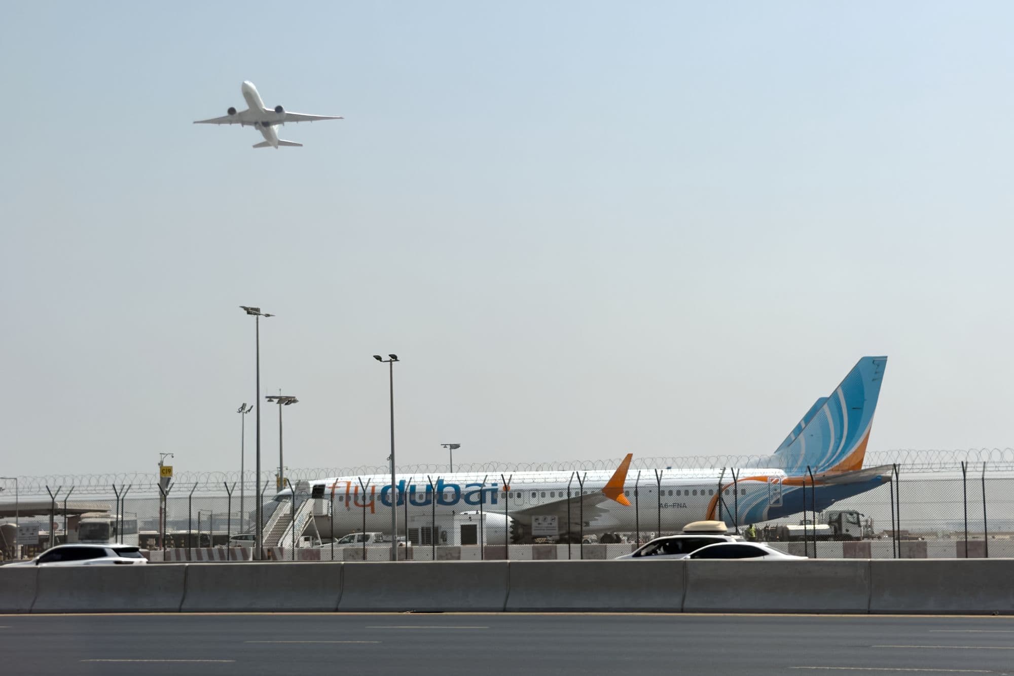 Na snímke lietadlo spoločnosti Flydubai na medzinárodnom letisku v Dubaji v stredu 30. septembra 2026. Foto: TASR/AP