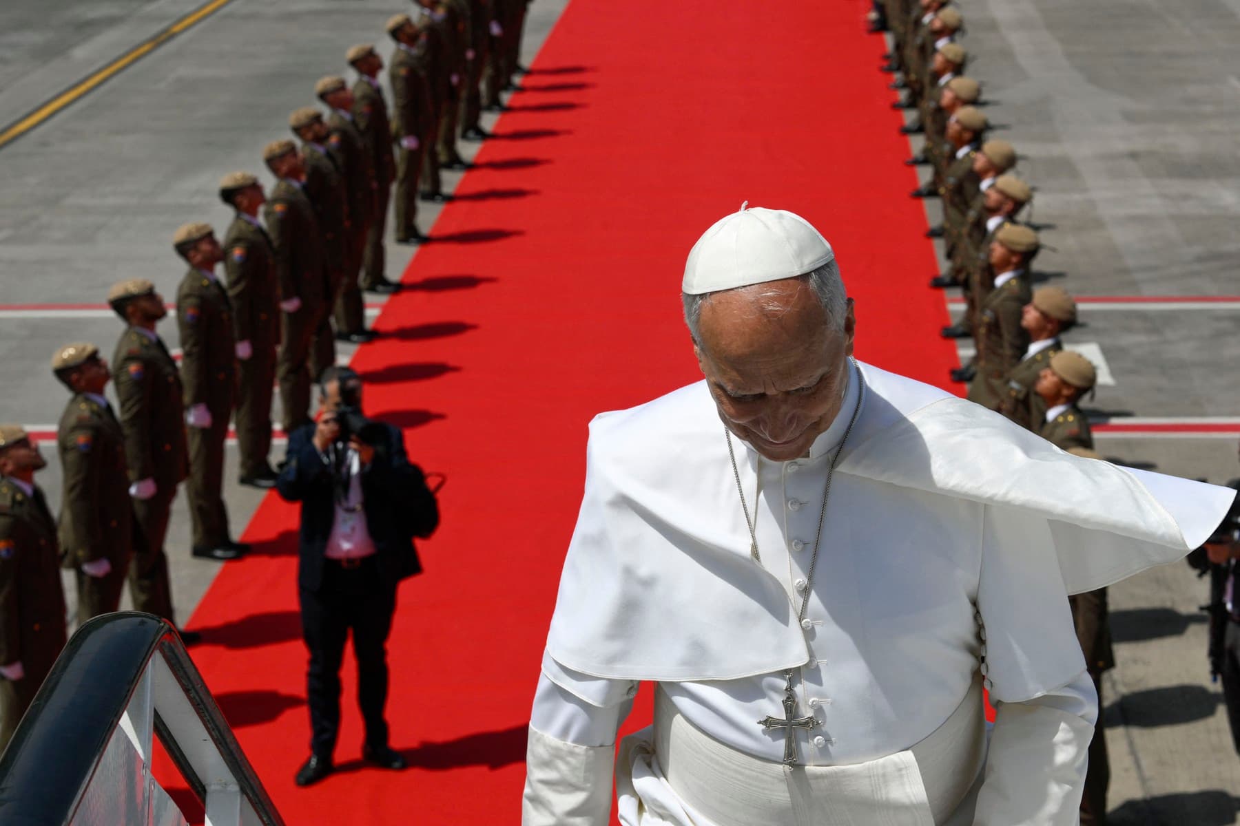 Pápež Lev pri odchode z Tenerife. Foto: Simone Risoluti / VATICAN MEDIA / AFP / Profimedia