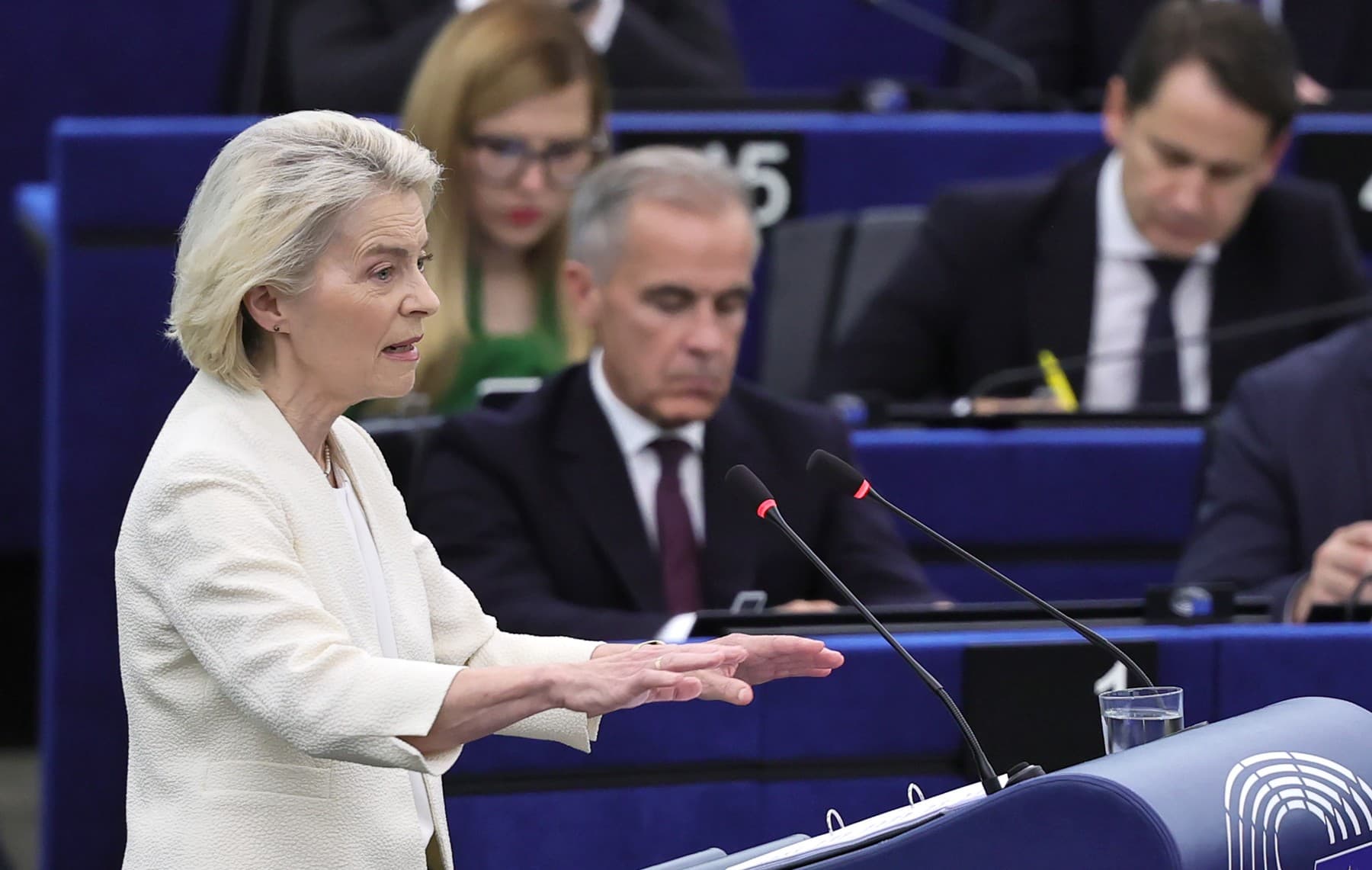 Ursula von der Leyenová. V pozadí Mark Carney. Foto: ONALD WITTEK / EPA / Profimedia