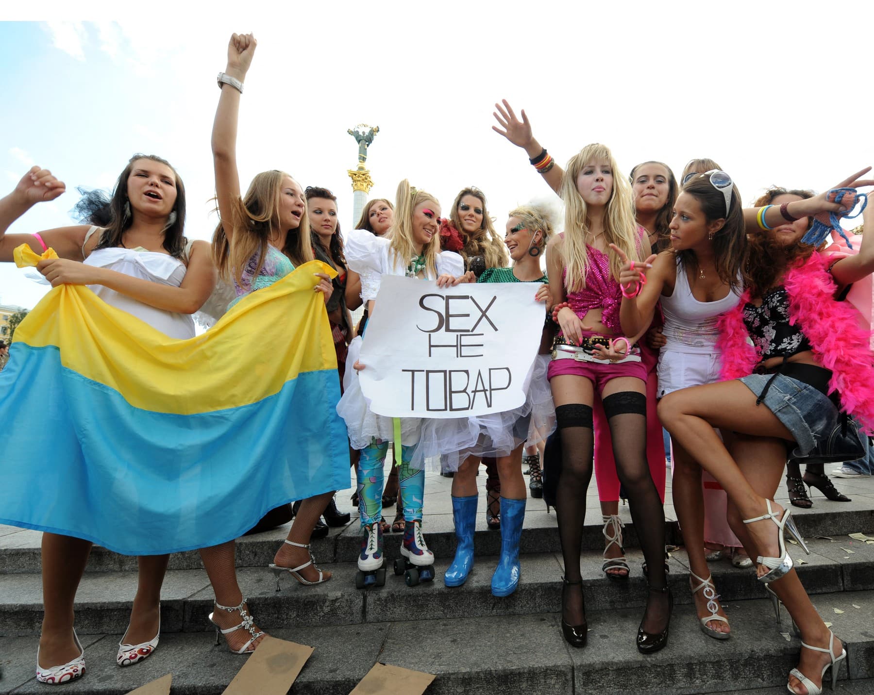 Ukrajinské aktivistky hnutia Femen s nápisom „Sex nie je tovar“. Foto: Sergei SUPINSKY / AFP / AFP / Profimedia