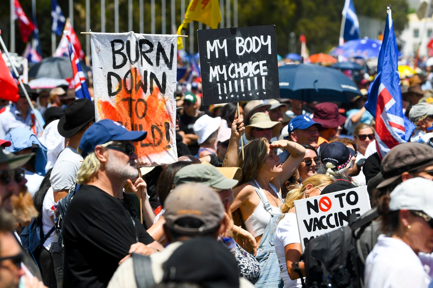 Protest v Austrálii proti očkovacej politike počas pandémie. Zdroj: UKAS COCH / EPA / Profimedia