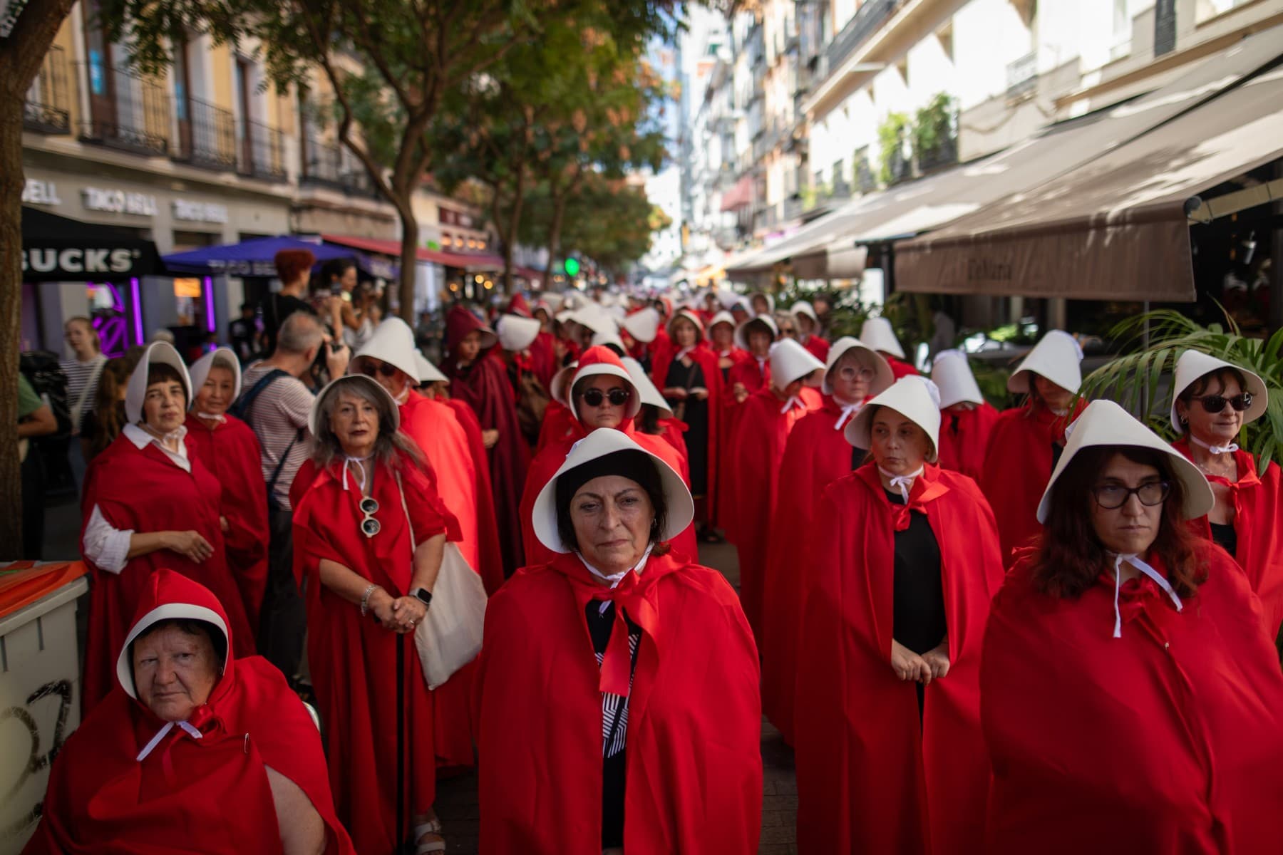 Ženy oblečené ako postavy z Príbehu služobníčky (Handmaid's Tale) na protest proti surogácii, ilustračný záber. Foto David Canales / Zuma Press / Profimedia