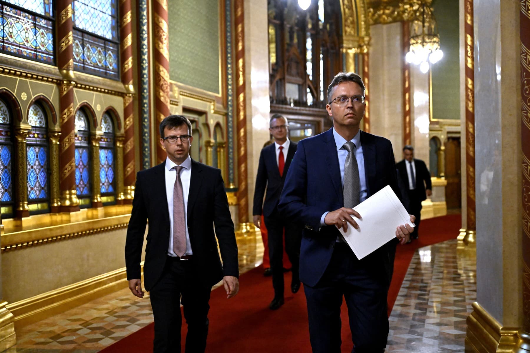 Balázs Hankó na odchode z maďarského parlamentu. Foto NurPhoto / Shutterstock Editorial / Profimedia