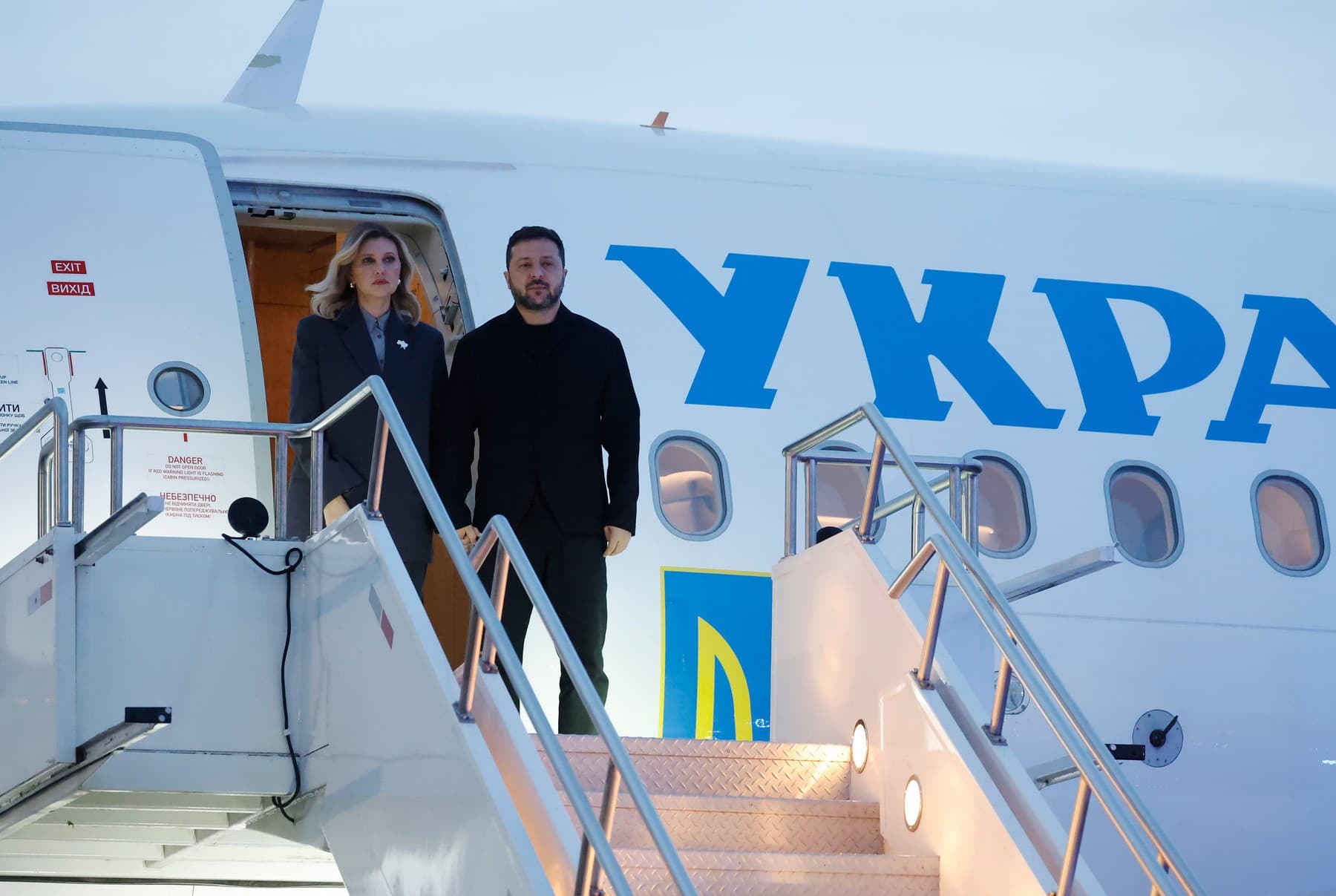 Volodymyr Zelenskyj s manželkou po pristátí na letisku v Calgary, ilustračný záber. Foto Canadian Press / Shutterstock Editorial / Profimedia